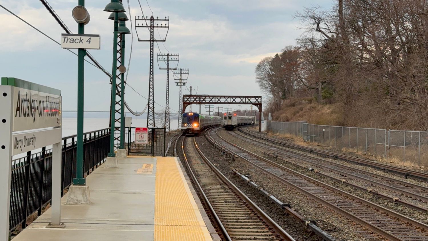 an M7a and Shoreliner at Ardsley-on-Hudson